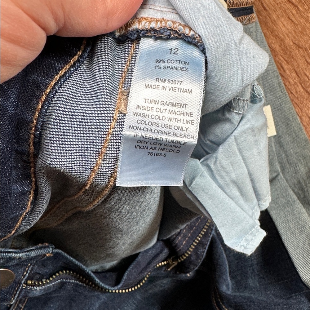 A.n.a Mid-Rise Denim Shorts - Picture 6 of 7